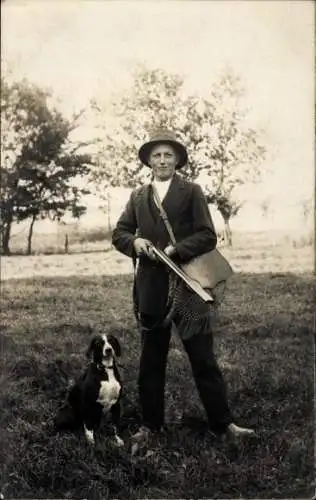 Foto Ak Jäger mit Jagdhund