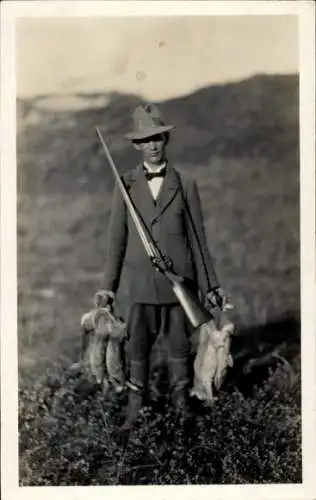 Foto Ak Jäger mit erlegten Hasen