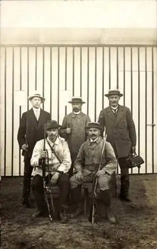 Foto Ak Gruppenportrait der Jäger, Gewehre
