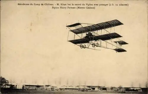 Ak Camp de Chalons Camp de Mourmelon Marne, Flugzeug über dem Flugfeld