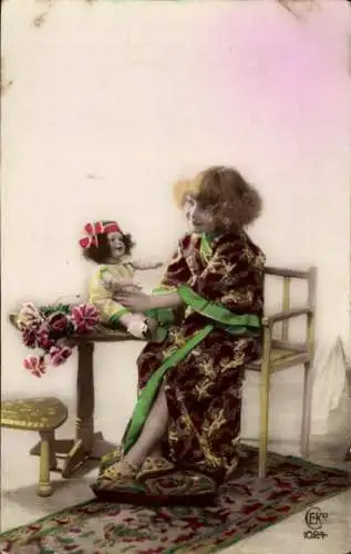 Ak Mädchen im Kimono mit Puppe, Portrait
