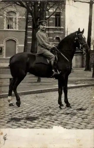 Foto Ak Soldat zu Pferde