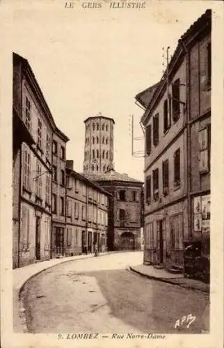 Ak Lombez Gers, Straßenszene in Lombez mit Blick auf einen Kirchturm