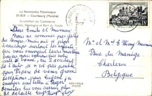Ak Cherbourg Manche, Hafenansicht mit Schiffen, dahinter eine Bergkette mit Festung.