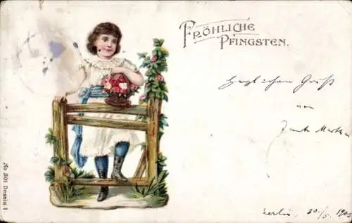 Ak Frohe Pfingsten, Mädchen mit Blumenkorb an einem Zaun