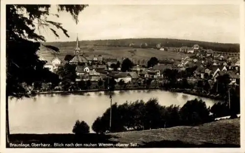 Ak Braunlage im Oberharz, Schwarzweißbild, Blick auf Ort, Kirche, Wiesen, Teich