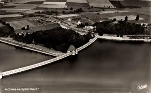 Ak Möhnesee in Westfalen, Aussicht auf Möhnesee-Sperrmauer, landwirtschaftliche Felder, Gebäude