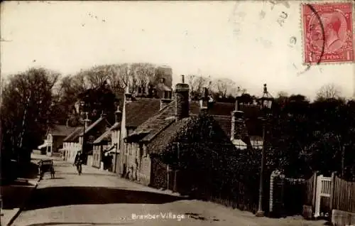 Ak Bramber West Sussex England,  typische englische Landschaft, gepflasterte Straße, Bäume, al...