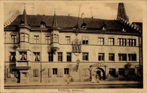 Ak Freiburg im Breisgau, Bezirksamt, historisches Gebäude, Straßenansicht, alte Postkarte