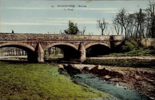 Ak Euskirchen in Nordrhein Westfalen, Partie am Bach mit Blick zur Brücke