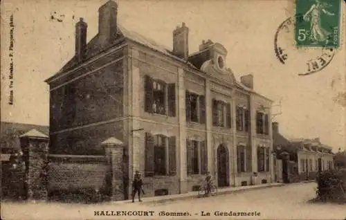 Ak Hallencourt Somme, Gendarmeriegebäude, Straßenansicht, historische Architektur