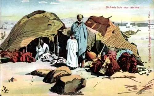 Ak Assouan Assuan Ägypten, Bicharis Hütten, zwei Dorfbewohner, Sandlandschaft, Zelte