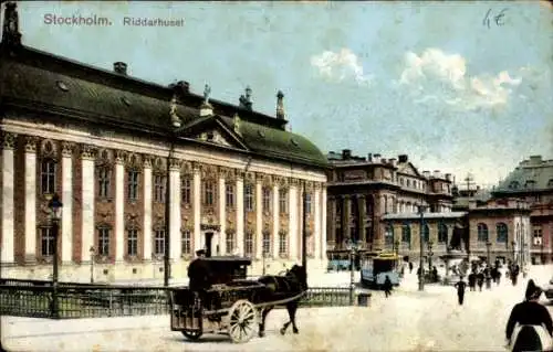 Ak Stockholm Schweden, Historisches Gebäude Riddarhuset, Straßenansicht, Kutsche