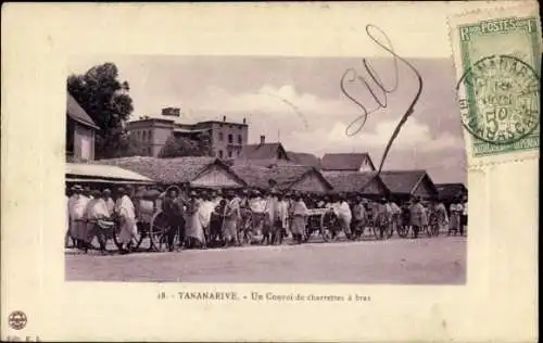 Ak Antananarivo Tananarive Madagaskar, Un Convoi de charrettes à bras, Straßenszene, Menschen ...