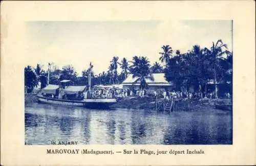Ak Madagaskar Madagascar, Schwarze und weiße Fotografie, Boot, Strand, Leute, tropische Bäume