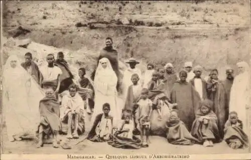 Ak Ambohidratrimo Madagaskar, Gruppenfoto von Menschen mit Umhängen, Titel: Einige Lepra-Krank...