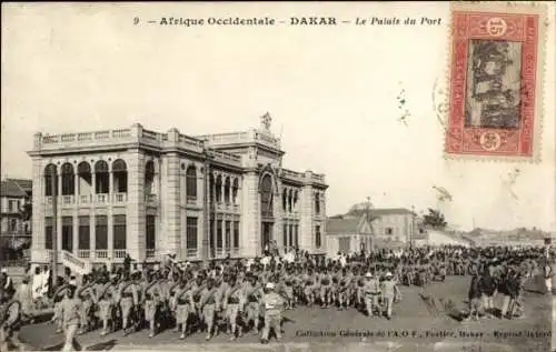 Ak Dakar Senegal, Palais du Port, Menschenmenge, koloniale Architektur