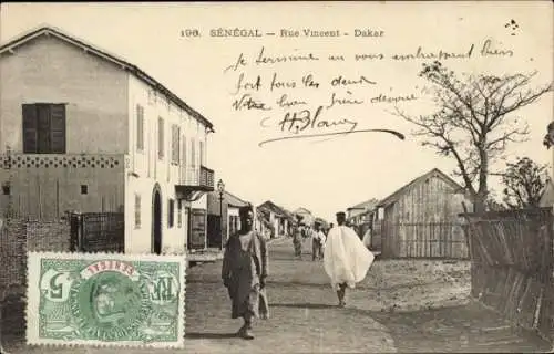 Ak Dakar Senegal, Postkarte, Rue Vincent, Menschen auf der Straße, Altbau, Briefmarke