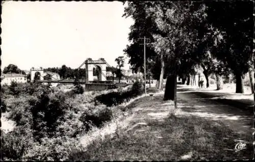 Ak Le Boulou Pyrénées Orientales, Brücke über den Tech, Bäume, Straße, Spaziergänger