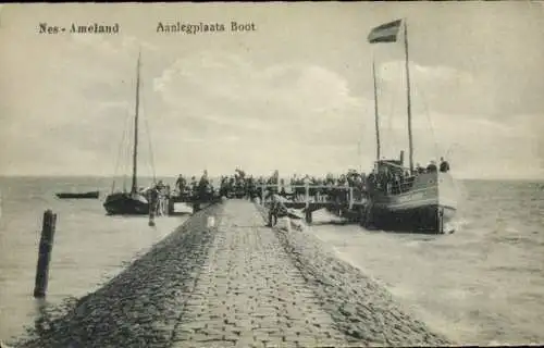 Ak Ameland Friesland Niederlande, Anlegestelle für Boote, Menschen auf dem Steg, Boote im Wasser