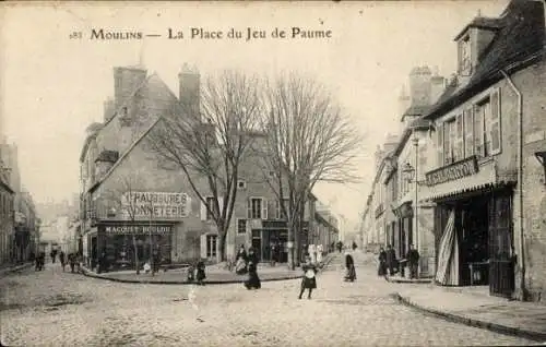 Ak Moulins Allier, Platz, Gebäude, Menschen, Straßenansicht, Läden,