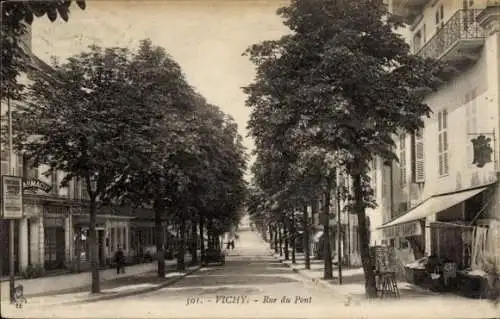 Ak Vichy Allier, Rue du Pont mit Bäumen, Geschäften, Straßenansicht, Schwarz-Weiß-Foto