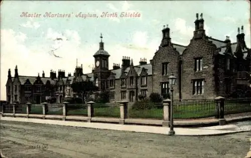 Ak North Shields Tyne and Wear England, Master Mariners' Asylum,  Architektur, Uhrturm