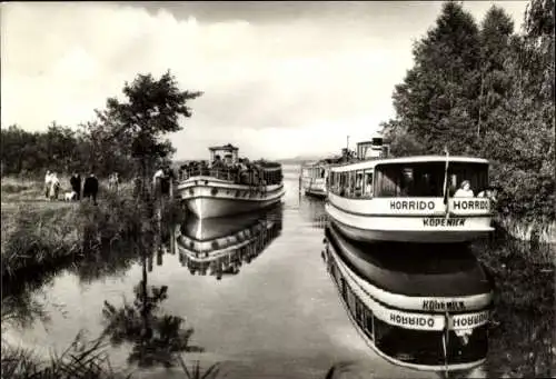 Ak Kołobrzeg Ostseebad Kolberg Pommern, Boote im Hafen, Schiffsansicht, ruhige Wasserspiegelung, 