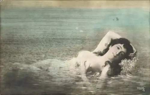 Ak Nackte Frau beim Baden, Erotik