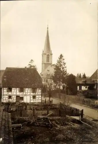 Foto Ak Heimsbrunn Elsass Haut-Rhin, Ortsansicht, Fachwerkhaus, Kirche
