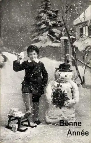 Ak Glückwunsch Neujahr, Junge und Schneemann, Schneefall, Schlitten