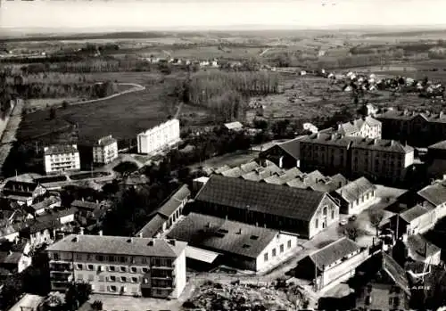 Ak Gray Haute Saône, Luftbild, Gebäude und grüne Landschaft, Gray, Bildungszentrum
