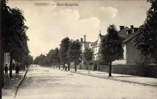 Ak Örebro Schweden, ÖREBRO Järnvägsgatan, Straße, Bäume, Gebäude, menschenleer