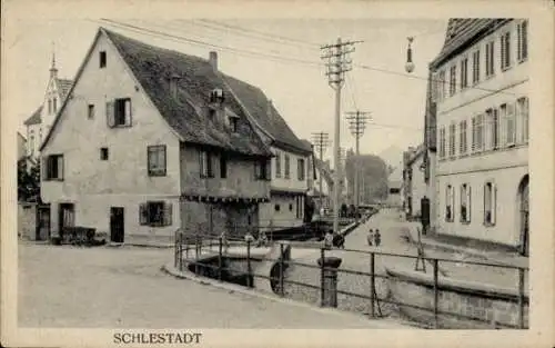 Ak Sélestat Schlestadt Schlettstadt Elsass Bas Rhin, Straße mit alten Häusern, Kinder spielend...