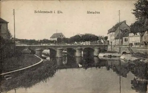 Ak Sélestat Schlettstadt Elsass Bas Rhin, Flusspartie mit Blick auf den Ort