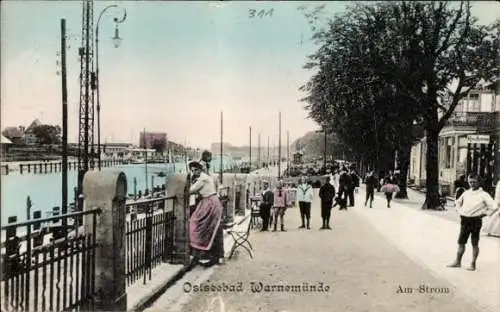 Ak Ostseebad Warnemünde Rostock, Ostseebad  Menschen am Strom, zahlreiche Bäume,  Architektur