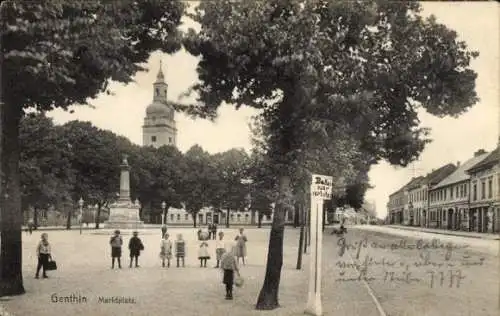 Ak Genthin am Elbe Havel Kanal, Marktplatz, Kirche, viele Personen, Bäume, alte Architektur