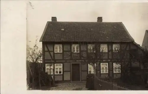 Foto Ak Fümmelse Wolfenbüttel in Niedersachsen, Frau vor einem Wohnhaus