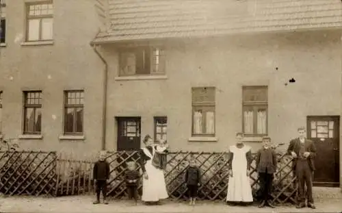 Foto Ak Gladbeck im Ruhrgebiet Westfalen, Familie vor einem Wohnhaus