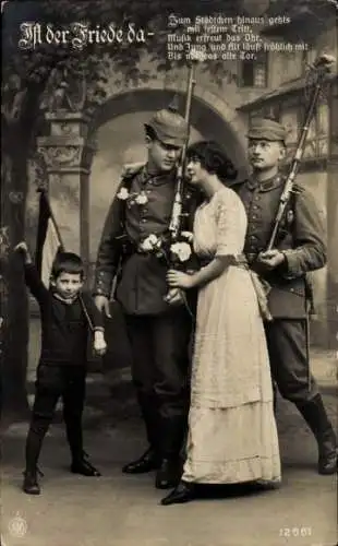 Foto Ak Portrait zweier Soldaten mit Frau und Kind