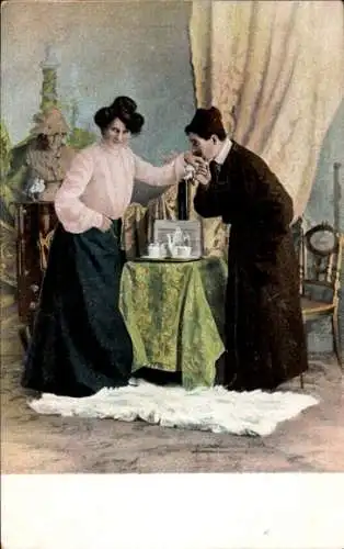 Ak Liebespaar, Mann küsst Hand einer Frau.