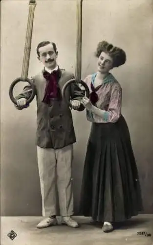 Ak Portrait, Turner mit Frau an Ringen