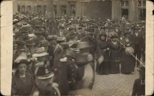 Foto Ak Fest, Versammelte Menschen, Standarte