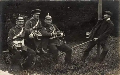 Foto Ak Deutsche Soldaten in Uniformen, Geschütz, Bier