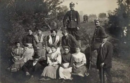 Foto Ak Deutsche Soldaten in Uniformen, Zivilisten, Gruppenfoto