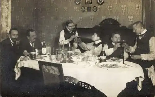 Foto Ak Feiernde Männer, Tisch, Essen, Alkohol