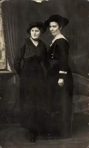 Foto Ak Zwei Frauen, Portrait