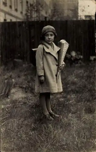Foto Ak Mädchen mit Schultüte, Portrait