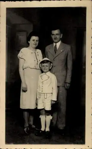 Ak Dresden Blasewitz, Familie mit drei Personen angezogen mit Anzug, Kleid und Hemd mit Weste ...