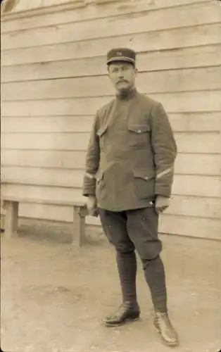 Ak Minden in Westfalen, Ein Soldat steht vor einer Holzwand.